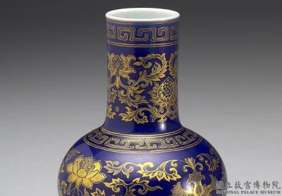 图片[2]-Vase with Indian lotus scrolls in gold on a cobalt blue ground, Qing dynasty, Qianlong reign (1736-1795)-China Archive